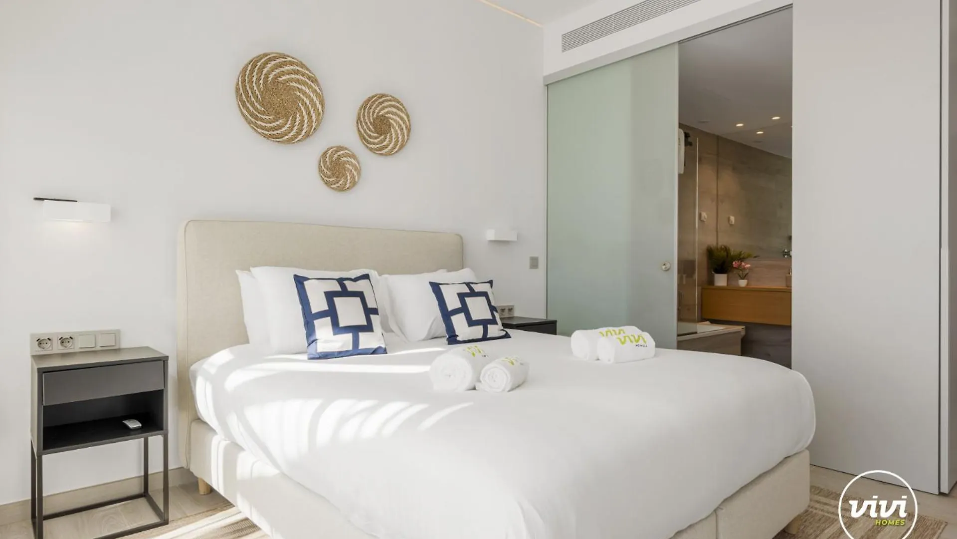 Vivi Homes - Dior Pool, Terrace & Sea View Apartman