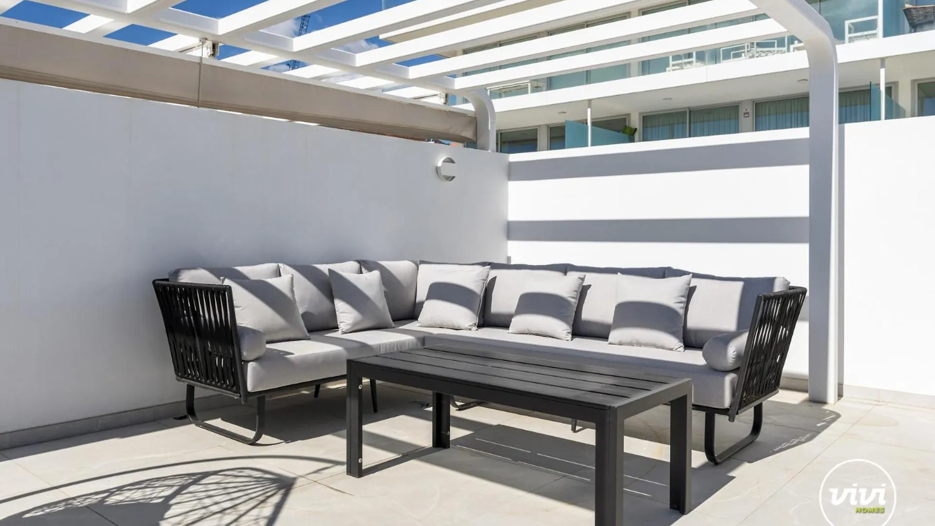 Vivi Homes - Dior Pool, Terrace & Sea View Apartman